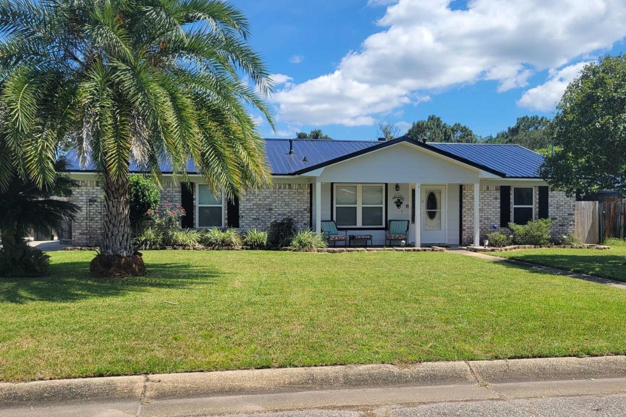 Welcoming Pensacola Home With Spacious Yard! Exterior photo